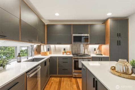 2415 W Lynn Street Seattle WA 98199