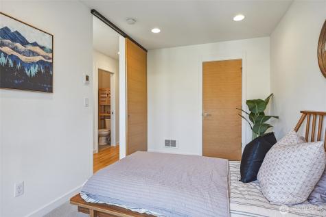 2415 W Lynn Street Seattle WA 98199