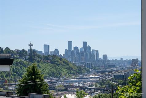 2415 W Lynn Street Seattle WA 98199