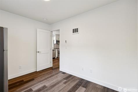 5255 Brooklyn Avenue NE Seattle WA 98015