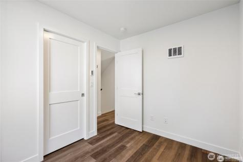 5255 Brooklyn Avenue NE Seattle WA 98015