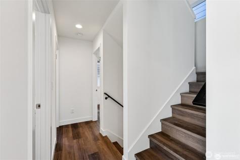 5255 Brooklyn Avenue NE Seattle WA 98015