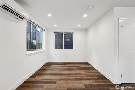 5255 Brooklyn Avenue NE Seattle WA 98015