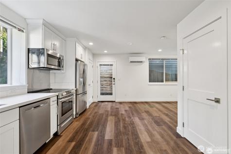 5255 Brooklyn Avenue NE Seattle WA 98015