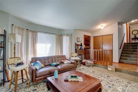 73 NW Roeder Drive Oak Harbor WA 98277