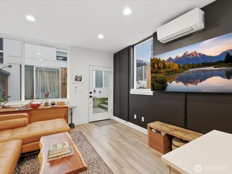 909 Hiawatha Place S Seattle WA 98144