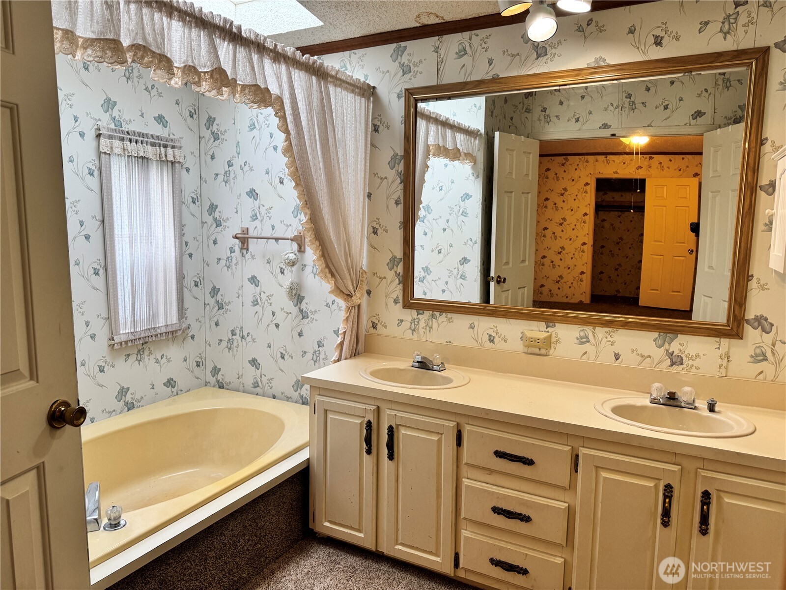 2388 Sparrow Loop Kelso WA 98626