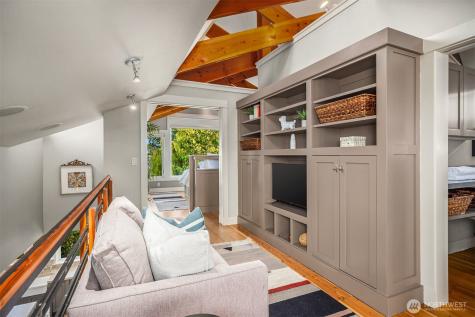 1237 Hawley Way NE Bainbridge Island WA 98110