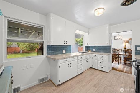 1609 W Pioneer Avenue Puyallup WA 98371