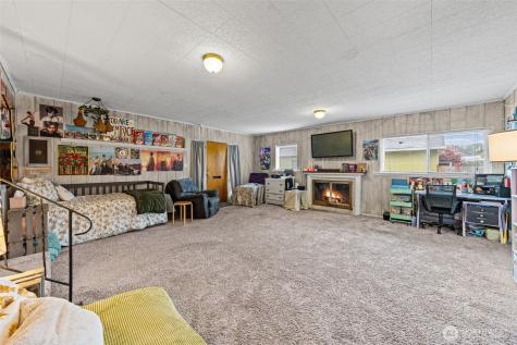 1609 W Pioneer Avenue Puyallup WA 98371