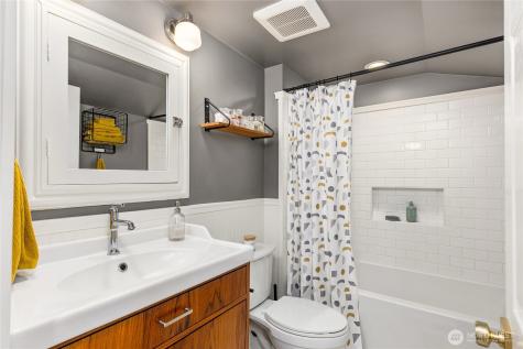 14268 N Madison Avenue NE Bainbridge Island WA 98110
