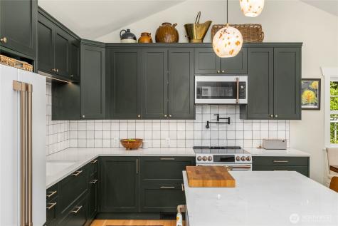 14268 N Madison Avenue NE Bainbridge Island WA 98110