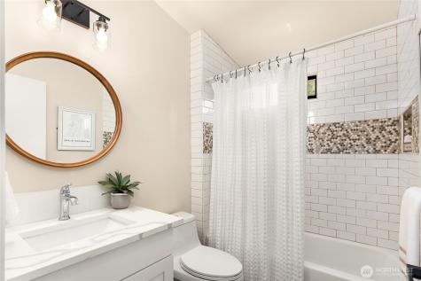 881 Park Avenue NE Bainbridge Island WA 98110