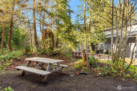 881 Park Avenue NE Bainbridge Island WA 98110