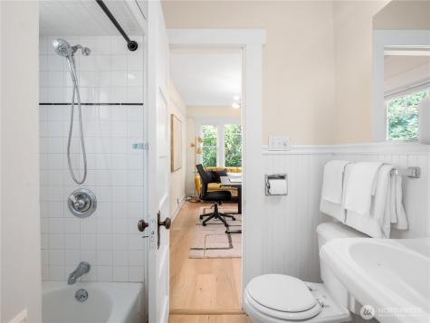 9701 Roosevelt Way NE Seattle WA 98115