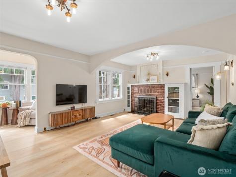 9701 Roosevelt Way NE Seattle WA 98115