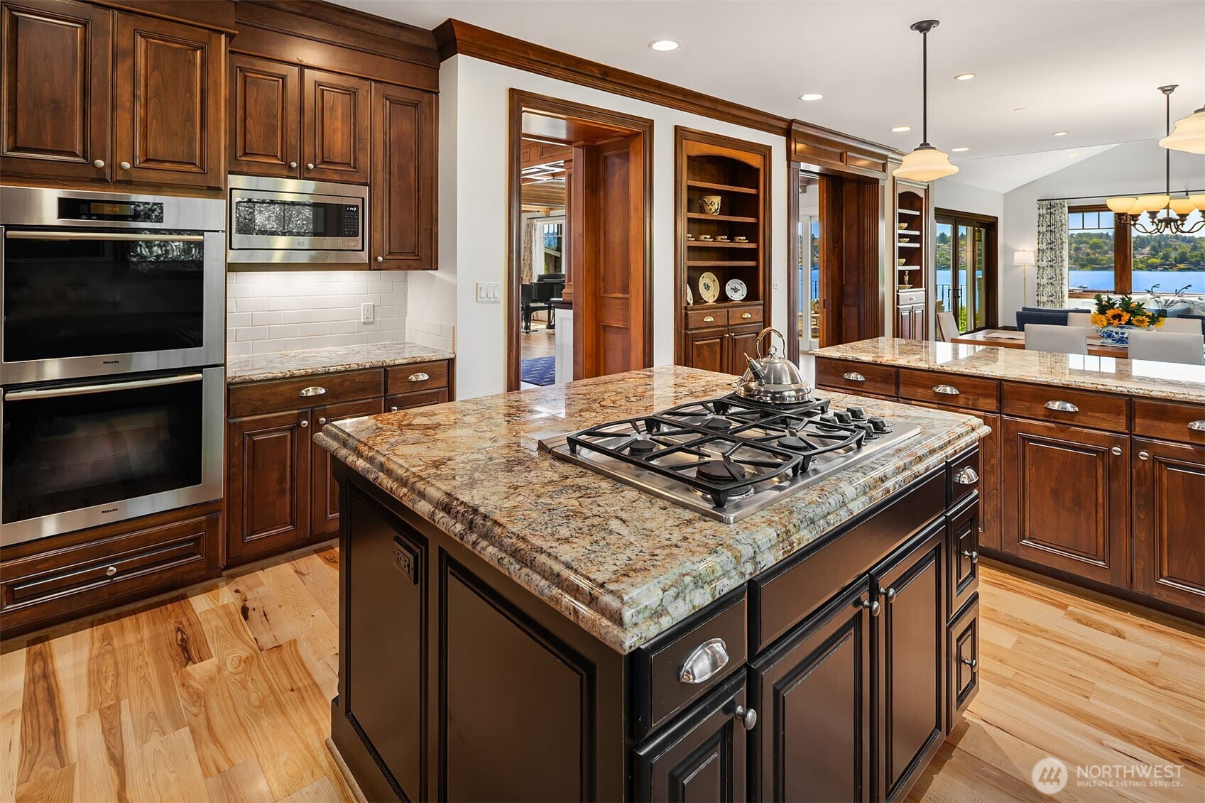 8260 Avalon Drive Mercer Island WA 98040