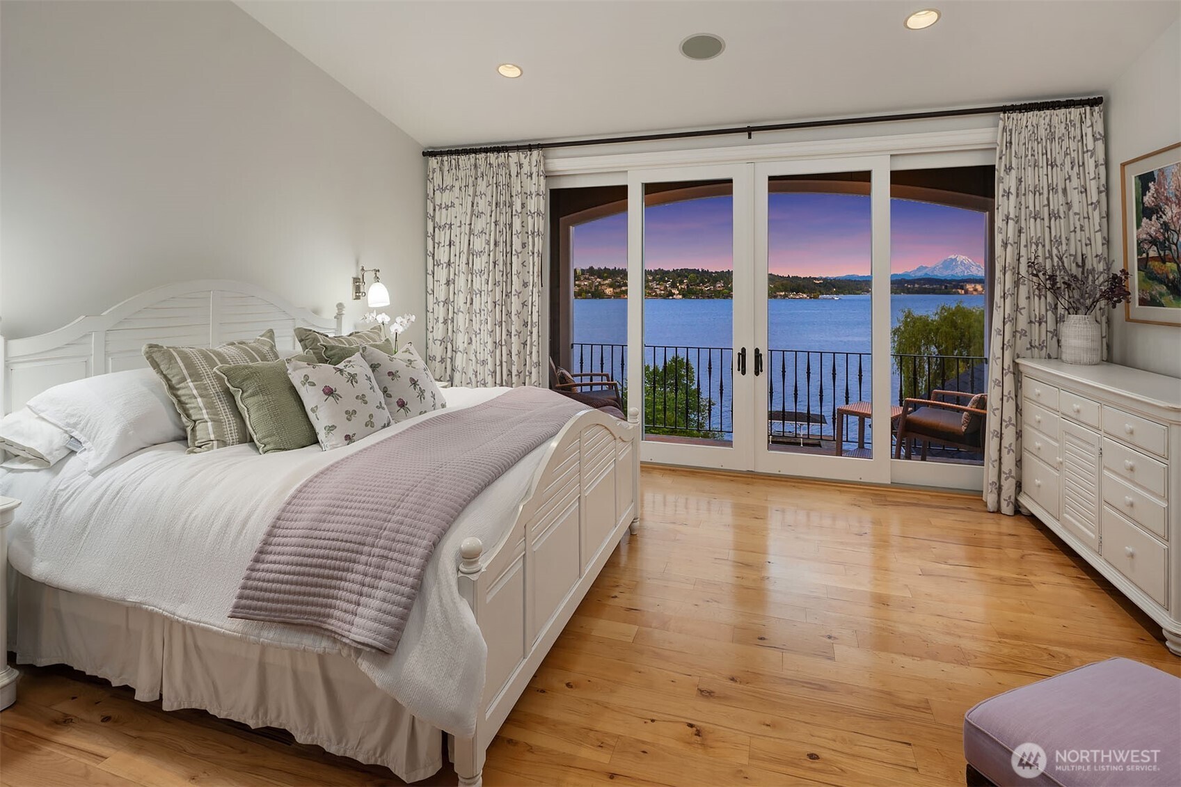 8260 Avalon Drive Mercer Island WA 98040