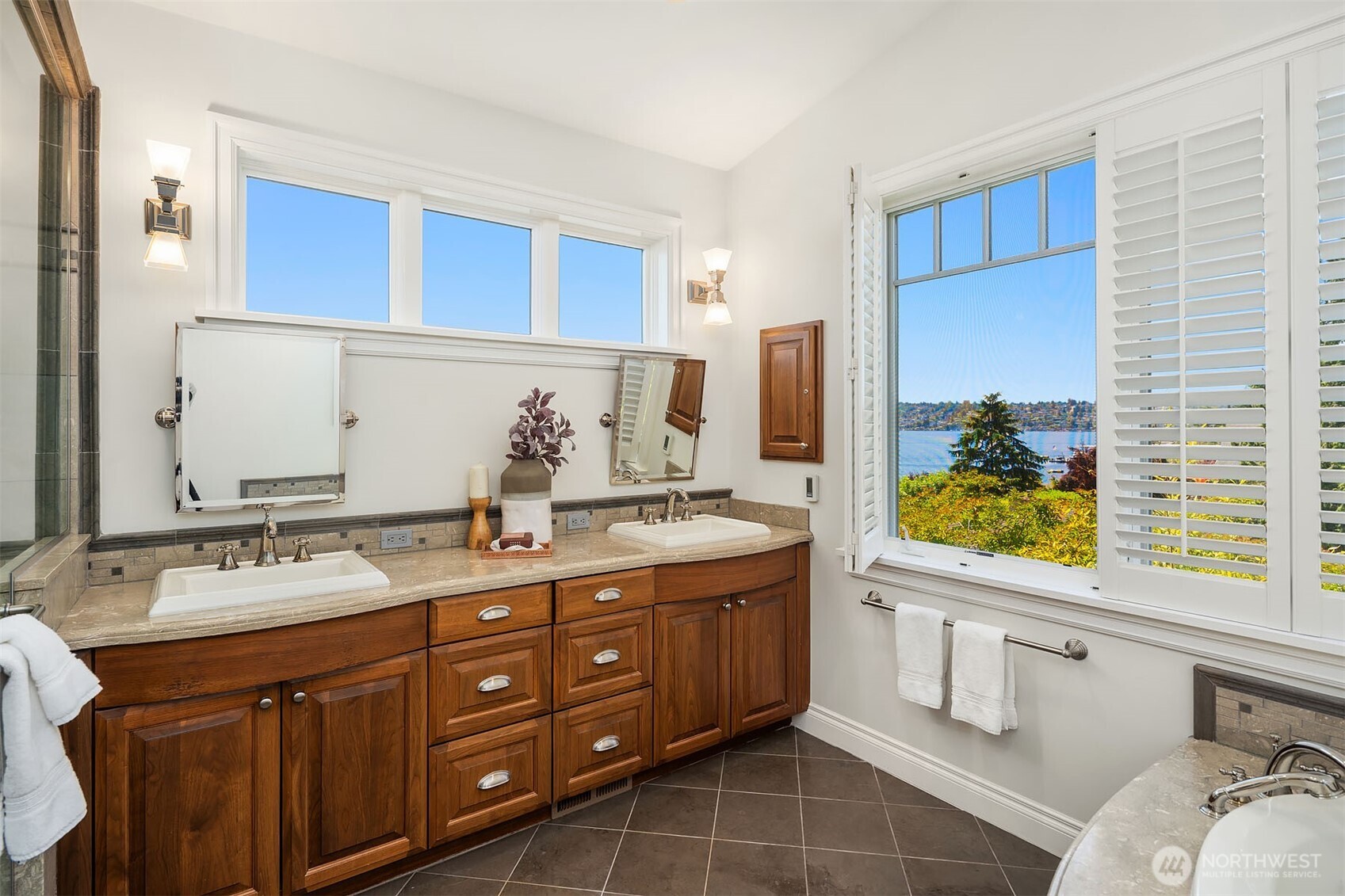 8260 Avalon Drive Mercer Island WA 98040