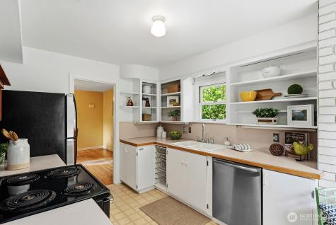 4423 NE 178th Street Lake Forest Park WA 98155