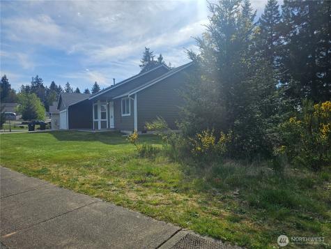 699 Myers Street SE Rainier WA 98576