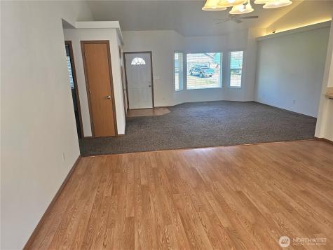 699 Myers Street SE Rainier WA 98576
