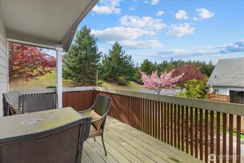 402 NW 12th Loop Oak Harbor WA 98277