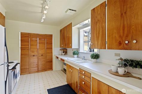 4812 SW Stevens Street Seattle WA 98116