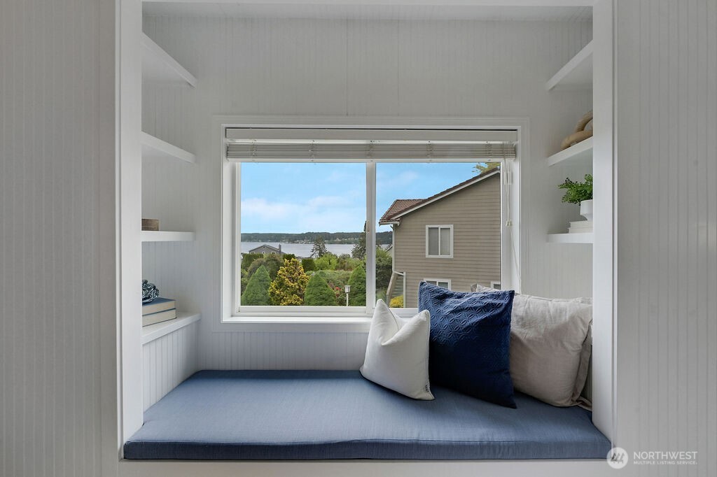 654 9th Court Fox Island WA 98333
