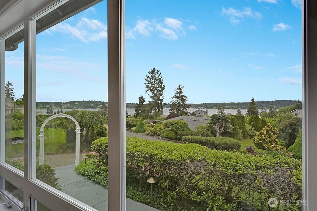 654 9th Court Fox Island WA 98333