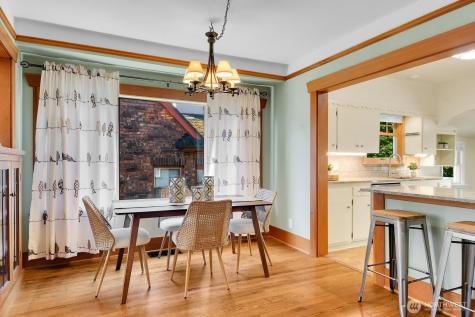 5521 34th Avenue NE Seattle WA 98105