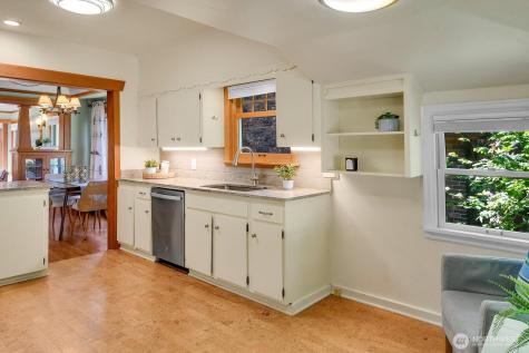 5521 34th Avenue NE Seattle WA 98105