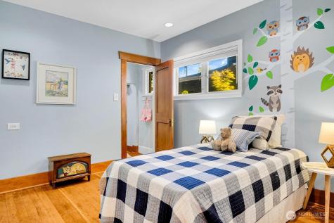 5521 34th Avenue NE Seattle WA 98105