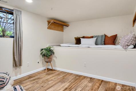 5521 34th Avenue NE Seattle WA 98105