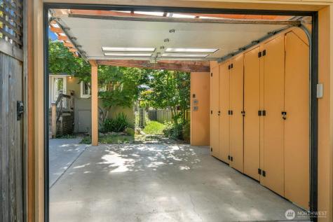 5521 34th Avenue NE Seattle WA 98105