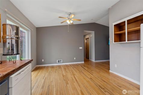 942 Walker Avenue Oak Harbor WA 98277