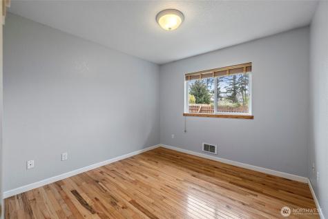 942 Walker Avenue Oak Harbor WA 98277