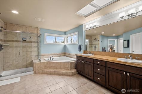 215 Ilwaco Place SE Renton WA 98059