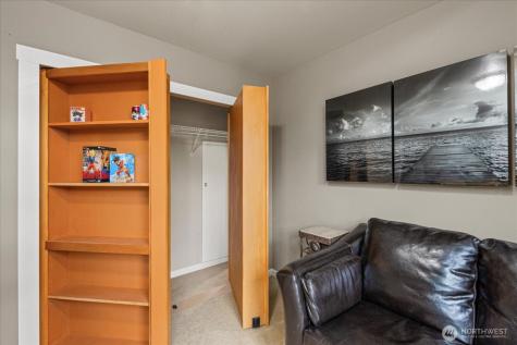215 Ilwaco Place SE Renton WA 98059