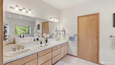 18432 W Lake Desire Drive SE Renton WA 98058