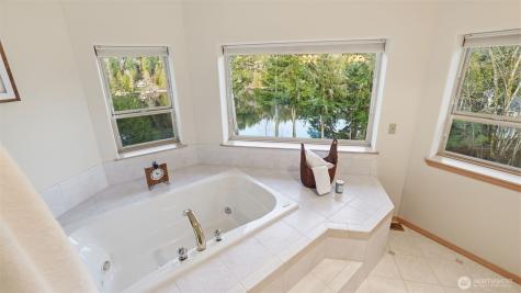 18432 W Lake Desire Drive SE Renton WA 98058