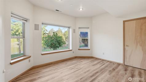 18432 W Lake Desire Drive SE Renton WA 98058