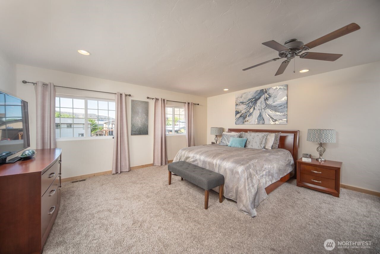 25053 SW Wanapum Street Quincy WA 98848