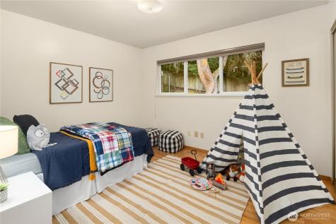 7929 SE 37th Street Mercer Island WA 98040