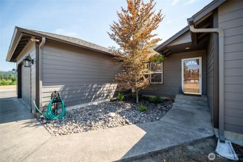 195 Bay Point Drive Castle Rock WA 98611