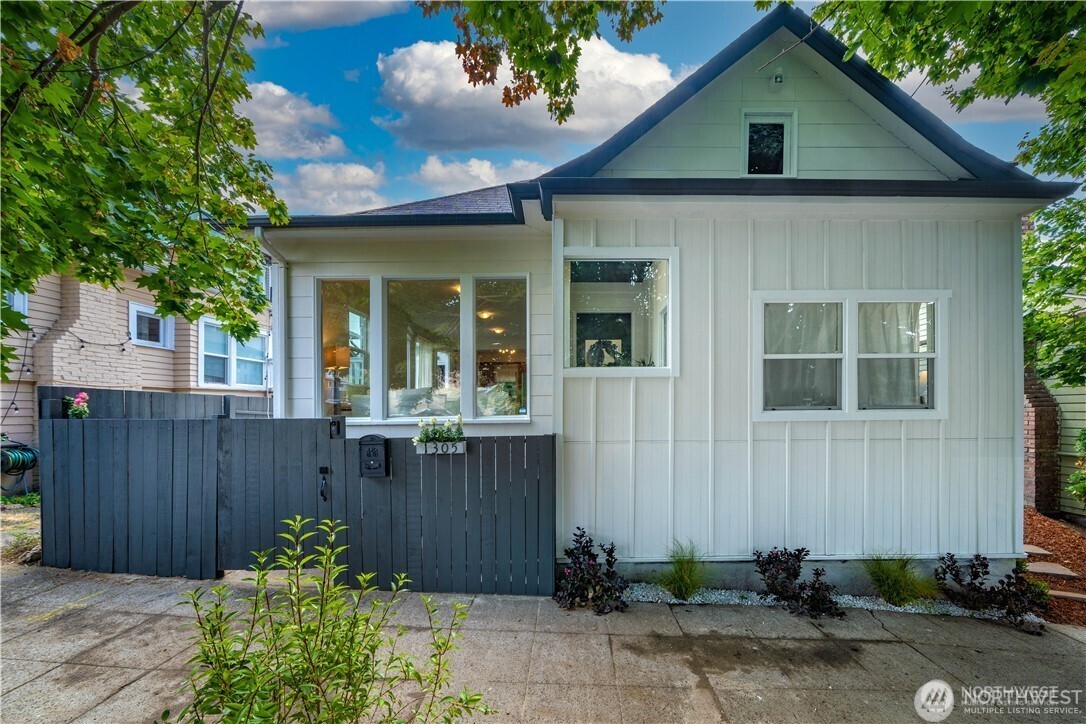 1305 NE 55th Street Seattle WA 98105