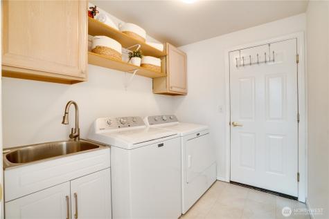 33 Lakewood Oaks Drive SW Lakewood WA 98499