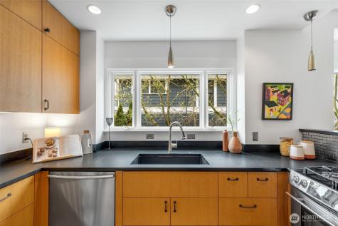 2621 2nd Avenue N Seattle WA 98109