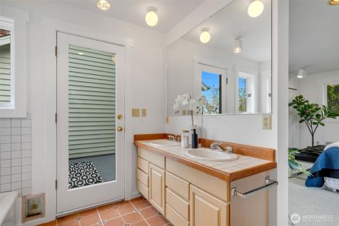 2621 2nd Avenue N Seattle WA 98109