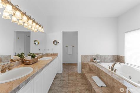 2411 SW Freund Street Oak Harbor WA 98277